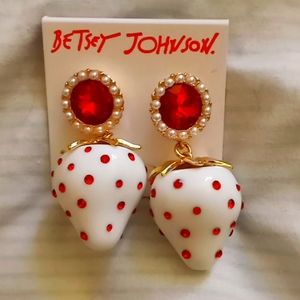 💥SALE💥🍓Betsey Johnson Strawberry Earrings